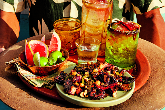 pulpo kung pao and drinks on a tray